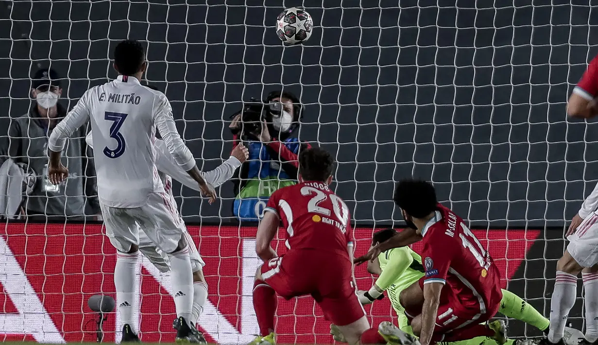 Striker Liverpool, Mohammed Salah (kanan) mencetak gol ke gawang Real Madrid dalam laga leg pertama babak perempatfinal Liga Champions 2020/2021 di Alfredo di Stefano Stadium, Selasa (6/4/2021). Liverpool kalah 1-3 dari Real Madrid. (AP/Manu Fernandez)
