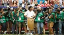 Legenda sepakbola Brasil, Ronaldinho dikelilingi oleh para fotografer saat menabuh jenis musik gendang, bongo pada seremonial final Piala Dunia 2018 di Stadion Luzhniki, Minggu (15/7). Kehadiran Ronaldinho membuat suporter antusias. (AP/Francisco Seco)