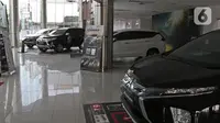 Sejumlah unit mobil baru berada di salah satu showroom penjualan Mitsubishi kawasan Mampang, Jakarta, Senin (19/10/2020). Menkeu, Sri Mulyani, telah menegaskan menolak usulan yang dilayangkan Kementerian Perindustrian terkait pajak 0 persen untuk pembelian mobil baru. (Liputan6.com/Herman Zakharia)