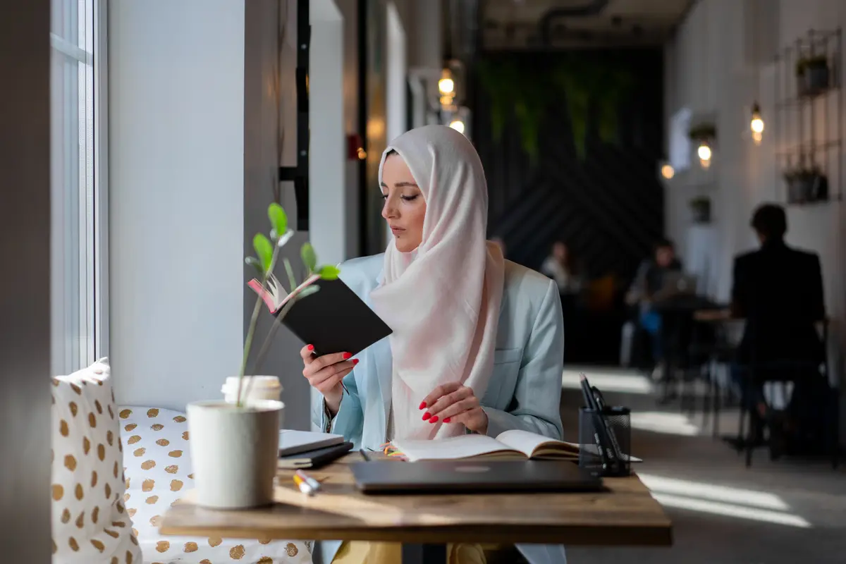 Ilustrasi Islami, muslimah, membaca buku, belajar hadis
