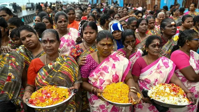 Orang-orang mengikuti prosesi untuk melakukan ritual selama upacara peringatan 20 tahun tsunami di pantai Pattinapakkam di Chennai, India. [R Satish Babu/AFP]