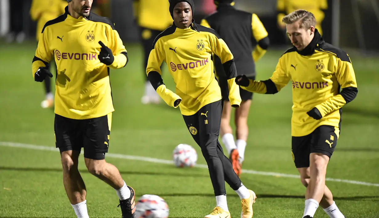 Para Borussia Dortmund saat mengikuti sesi latihan tim di Dortmund, Jerman, Senin (23/11/2020). Dortmund akan bertanding melawan  Club Brugge pada Grup F Liga Champions. (AP Photo/Martin Meissner)