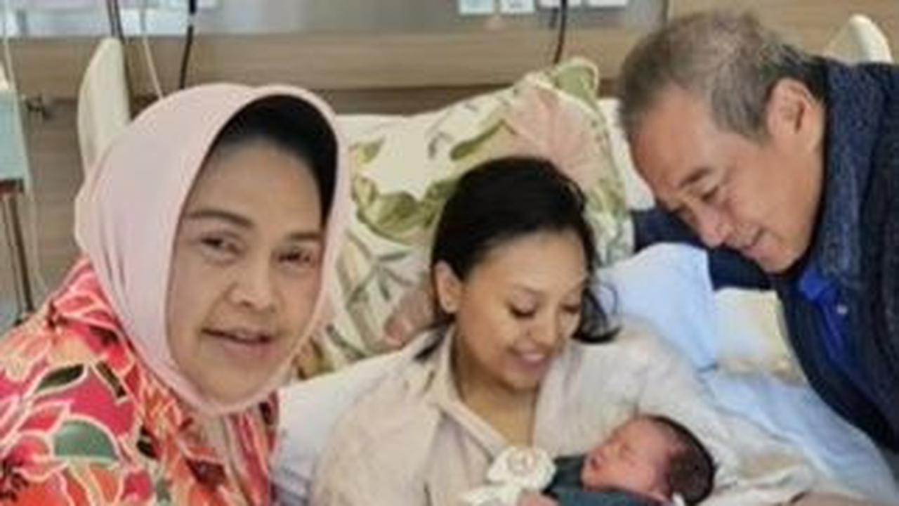Sepulangnya dari Singapura, kebahagiaan lain pun menanti Hetty.