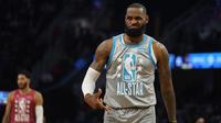 Laga pun berjalan semakin sengit. Tim Lebron sempat membuat laga imbang di angka 32-32 saat tembakan 3 angka Lebron James meluncur mulus ke dalam jaring. Skor 47-45 akhirya menutup kuarter pertama untuk keunggulan Tim Lebron. (AP/Charles Krupa)