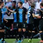 Para pemain Club Brugge merayakan gol Emmanuel Dennis ke gawang Real Madrid pada laga Liga Champions di Stadion Santiago Bernabeu, Madrid, Spanyol, Selasa (1/10/2019). Pertandingan berakhir 2-2. (AP Photo/Manu Fernandez)