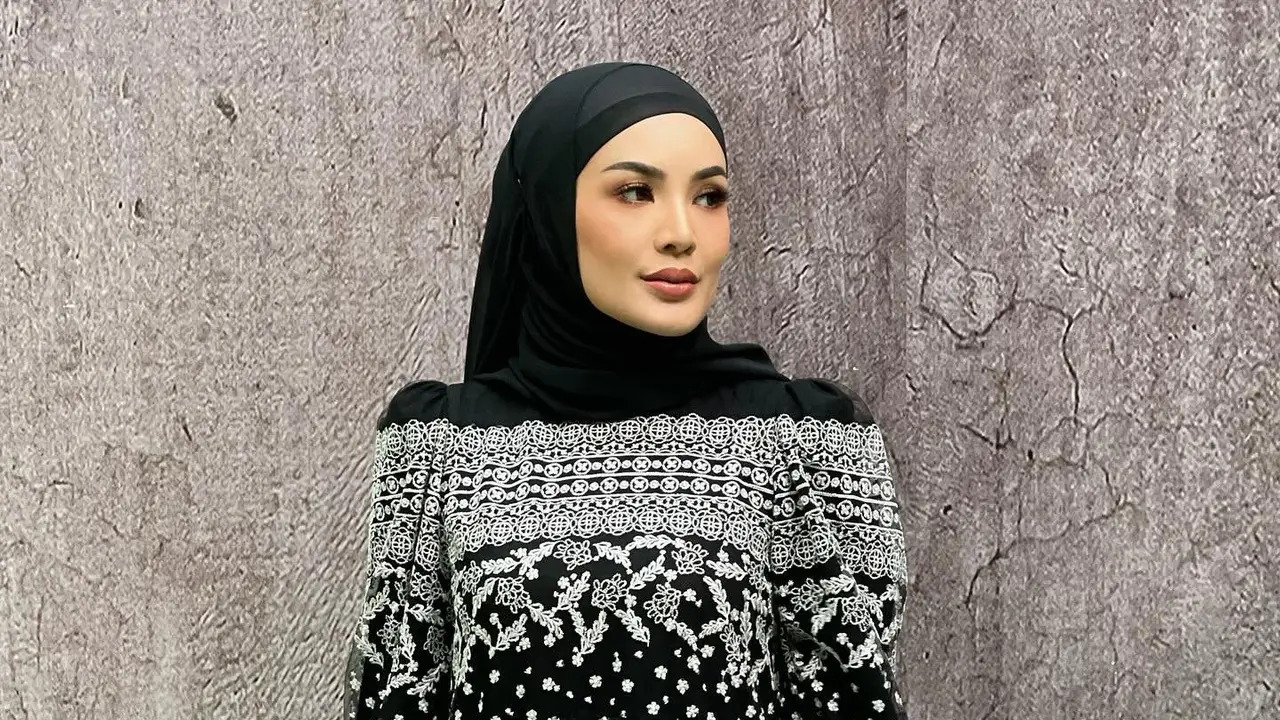 7 Potret Nindy Ayunda Berhijab Usai Jalani Umrah, Sosoknya Tuai Pujian