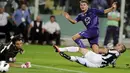 Pemain Fiorentina, Adem Ljajic (tengah) duel dengan pemain Juventus Leonardo Bonucci (kanan) dalam Laga Serie A antara Fiorentina vs Juventus, di Stadio Artemio Franchi, Florence, Italia. pada 25 September 2012. (Claudio Villa / Getty Images)