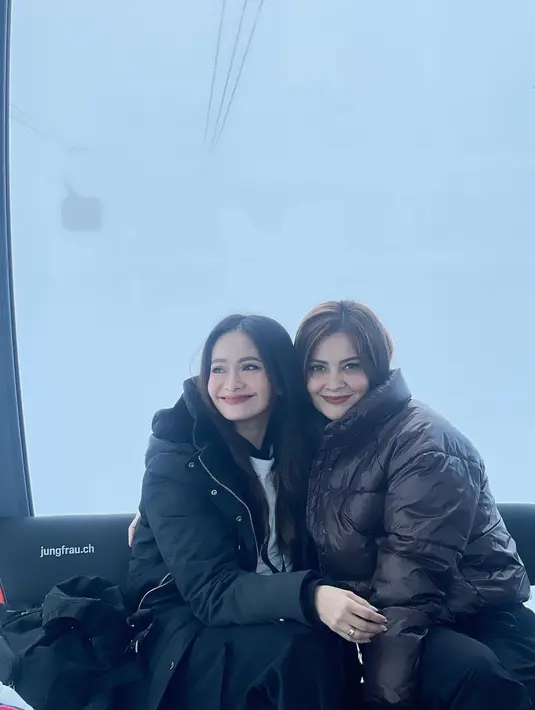 "Di belakang layar pun kita emang sedeket itu dari dulu. Temen yg selalu ada di setiap fase kehidupan masing-masing. Sisters by heart!" sambung Ersa Mayori. [Instagram/ersamayori]