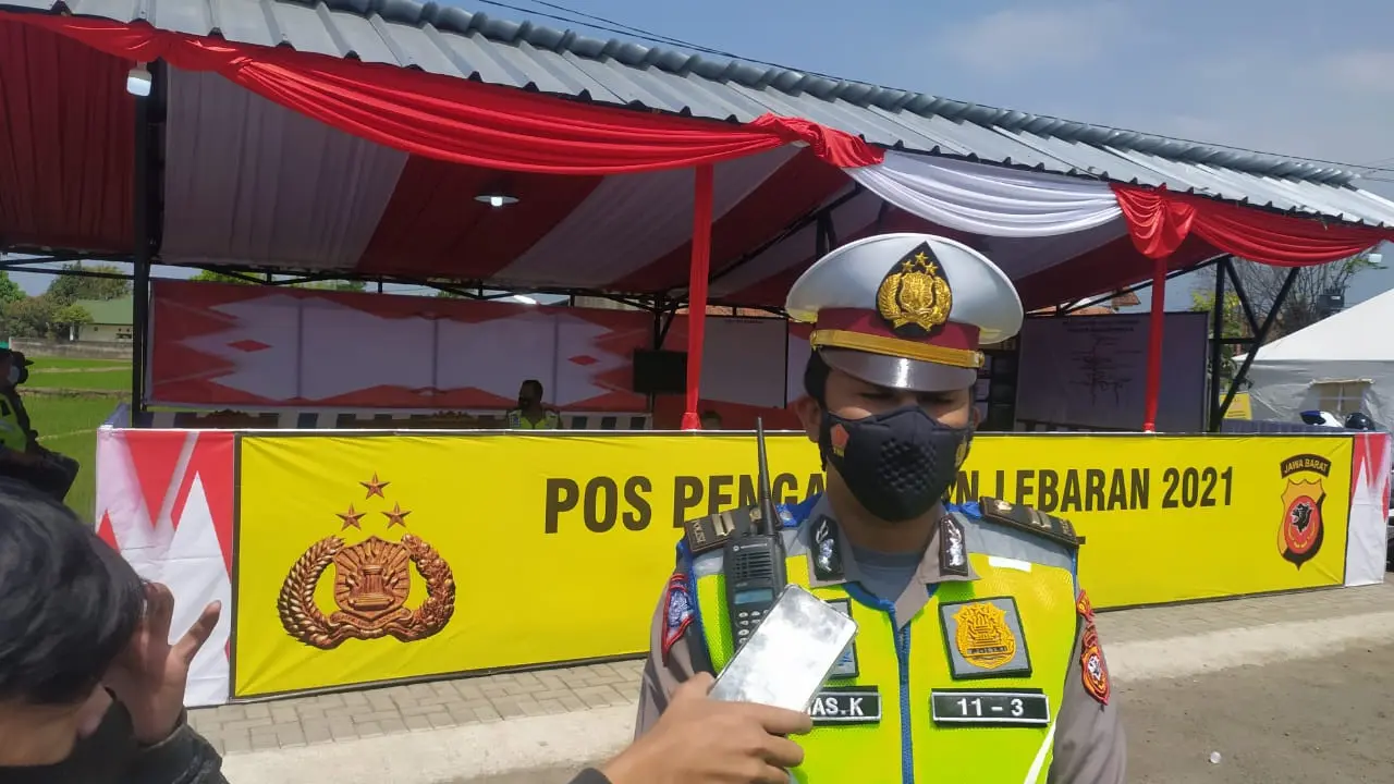 Kepala Unit Registrasi dan Identifikasi Kendaraan Kepolisian Resort Polres Garut Iptu Trias Karso Yuliantoro, tengah memberikan penjelasan kepada awak media ihwal perkembangan penyekatan di pos Kadungora dan Limbangan, Garut, Jawa Barat.