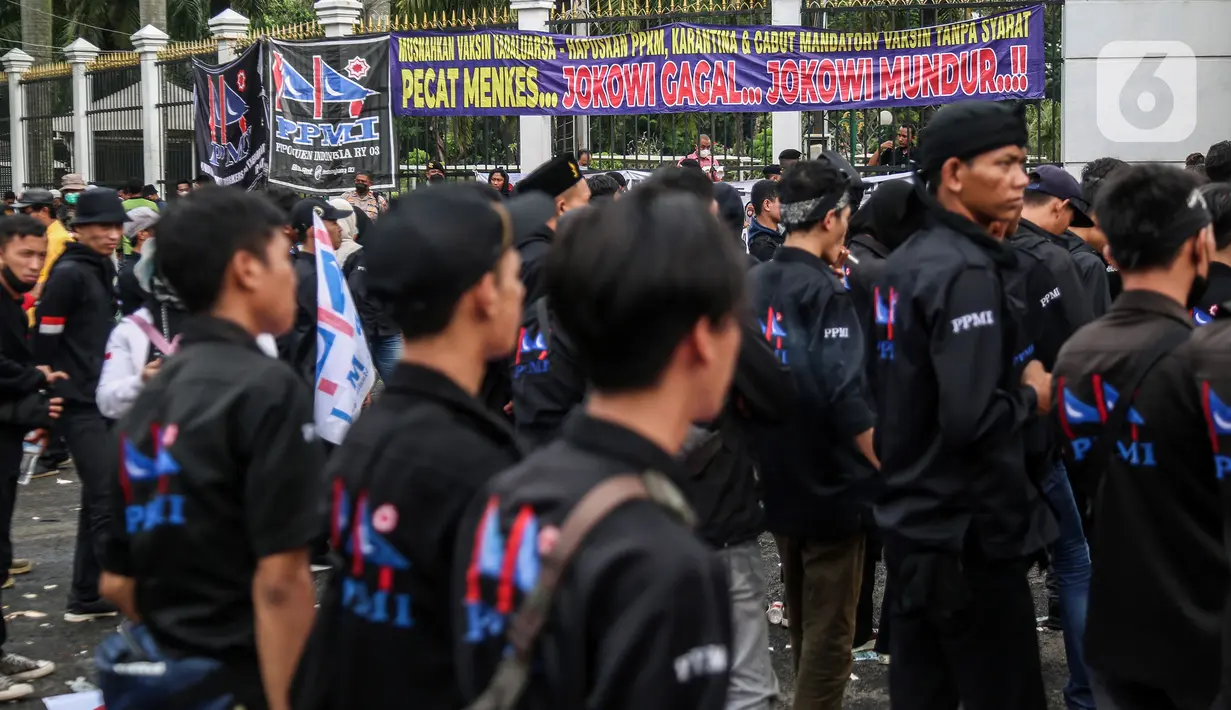 Spanduk berisi pesan tuntutan tarpasang pada pagar Gedung MPR/DPR/DPD saat demonstran melakukan unjuk rasa, Jalan Gatot Subroto, Jakarta, Jumat (20/5/2022). Demonstran menuntut berbagai isu, di antaranya Omnibus Law dan penurunan harga sembako serta bahan bakar minyak (BBM). (Liputan6.com/Johan Tallo)
