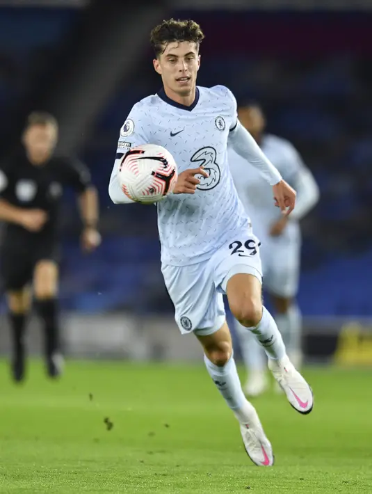 Gelandang Chelsea, Kai Havertz membawa bola saat bertanding melawan Brighton & Hove Albion pada pertandingan Liga Inggris di Stadion Falmer di Brighton, Inggris, Senin, (14/9/2020). Chelsea menang telak 3-1 atas Brighton. (Glynn Kirk/Pool via AP)