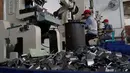 Sejumlah pekerja menyelesaikan pembuatan komponen kendaraan bermotor di industri logam Bengle, Tegal, Rabu (10/10). Kementerian Perindustrian menargetkan Industri Kecil dan Menengah (IKM) tumbuh 11 persen hingga akhir 2018 . (Liputan6.com/HO/Eko)