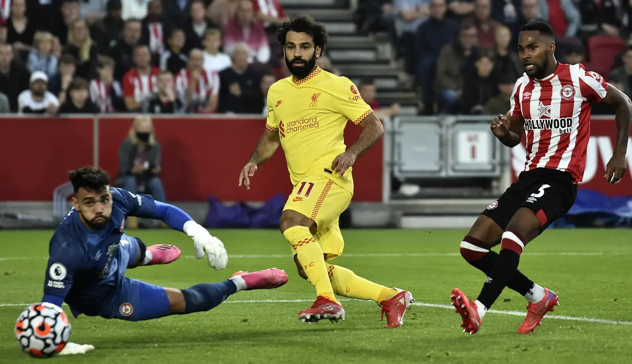 Penyerang Liverpool Mohamed Salah mencetak gol kedua untuk timnya ke gawang Brentford pada matchday keenam Liga Inggris di Brentford Community Stadium, Sabtu (25/9/2021). Liverpool ditahan imbang 3-3 oleh tuan rumah Brentford. (AP Photo/Rui Vieira)