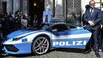 CEO Lamborghini, Stefano Domenicali menyerahkan Lamborghini Huracan untuk kepolisian negara Italia dalam ssebuah seremoni di Kementerian Dalam Negeri di Roma, 30 Maret 2017. Supercar tersebut dilabeli Lamborghini Huracan Polizia. (Andreas SOLARO/AFP)