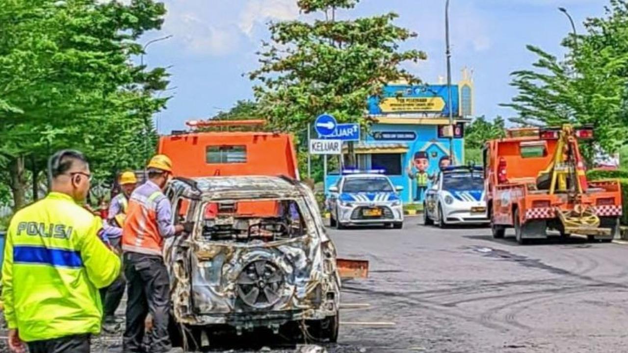 Mobil Terbakar Hebat di Rest Area Tol Cipali KM 130, Diduga Korsleting Listrik