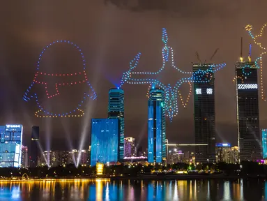 Pertunjukan cahaya yang digelar di Shenzhen, Provinsi Guangdong, China, 26 Agustus 2020 . Pertunjukan cahaya tersebut melibatkan 826 drone yang dikombinasikan dengan lampu-lampu kota dan dimulai pukul 20.26 waktu setempat pada 26 Agustus di Shenzhen. (Xinhua/Mao Siqian)