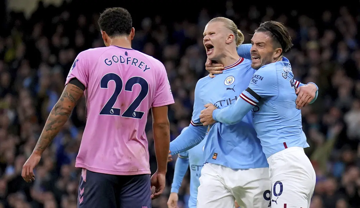 Erling Haaland. Striker Norwegia berusia 22 tahun yang baru saja bergabung dengan Manchester City pada awal musim 2022/2023 setelah meninggalkan Borussia Dortmund ini menjadi pemain dengan kontribusi gol terbanyak kedua di Liga top Eropa bersama kedua klub tersebut selama tahun 2022. Ia total berkontribusi atas 36 gol dari 28 laga di Liga Jerman dan Inggris dengan rincian mencetak 30 gol serta menyumbang 6 assist. (PA via AP Photo/Tim Goode)