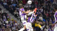 Pemain Real Valladolid, Mickael Malsa dan Javi Sanchez mengadang pemain Barcelona, Robert Lewandowski, pada laga pekan ke-36 La Liga di di Estadio Municipal Jose Zorilla, Rabu (24/5/2023). Barcelona takluk 1-3 dari tuan rumah Real Valladolid. (AP Photo/Manu Fernandez)