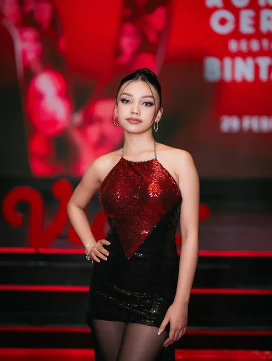 Dibantu fashion stylist @imeldaimew, Naura Ayu sukses tampil memukau dalam balutan sequin dress nuansa merah-hitam. Detail ekor pada dress membuat looks Naura semakin dramatis. [@naura.ayu]