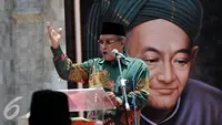 Ketua Umum PBNU, KH. Said Aqil Siradj menyampaikan pidato dalam acara kirab Resolusi Jihad NU menyambut Hari Santri Nasional di Tugu Proklamasi, Jakarta, Kamis, (22/10/2015). Hari Santri Nasional ditetapkan pada 22 Oktober. (Liputan6.com/Johan Tallo)