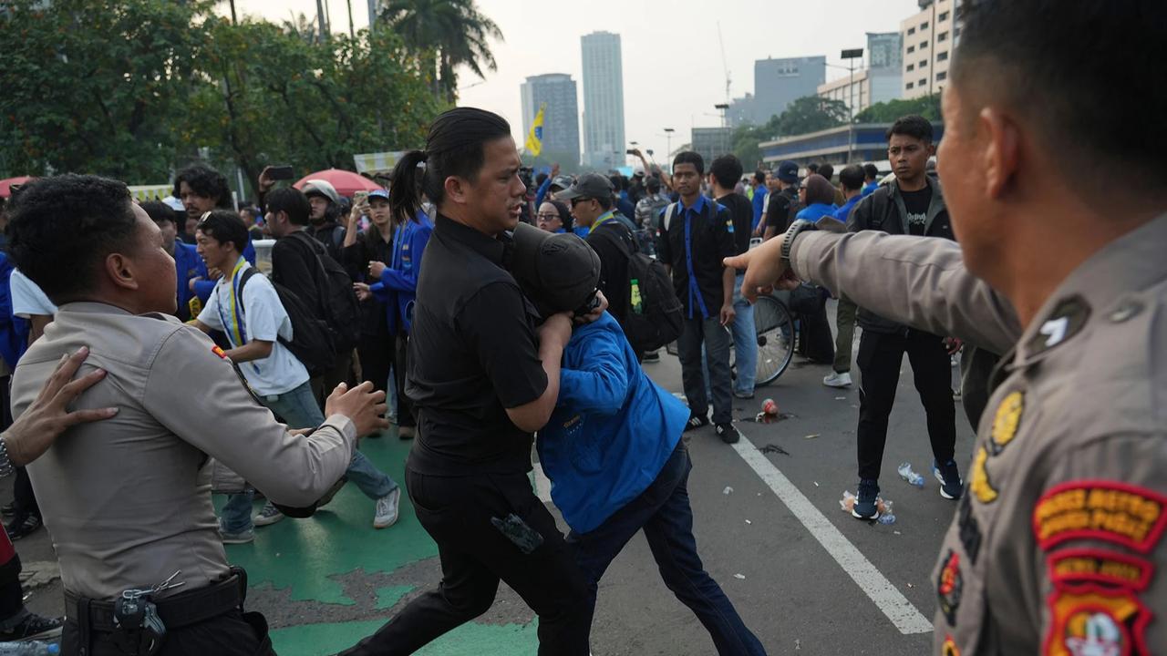 FOTO: Demo PMII di DPR Berujung Ricuh