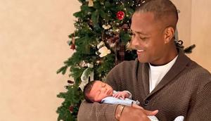 Patrick Kluivert menimang cucu pertamanya, Rabu (24/12/2025). (Instagram/rossanakluivert)