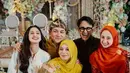 Keluarga Ramzi pun hadir, istri mengenakan kebaya merah. Sementara, Asila mengenakan dress lengan panjang warna pastel.  [@therealasilamaisa]
