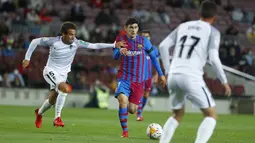 Gelandang Granada Luis Milla (kiri) berebut bola dengan penyerang Barcelona, Yusuf Demir pada lanjutan La Liga di Camp Nou, Selasa (21/9/2021) dini hari WIB. Barcelona dipaksa bermain imbang 1-1 oleh tamunya Granada. (AP Photo/Joan Monfort)