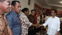 Jokowi bersalaman dengan sejumlah tokoh Papua di Asrama Haji, Pondok Gede, Jakarta, Rabu (13/8/14). (Liputan6.com/Herman Zakharia)