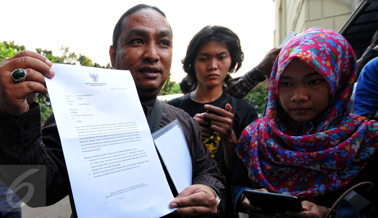 Kuasa hukum Abraham Samad menunjukan surat pemanggilan Bareskrim Mabes Polri, Jakarta, Rabu (24/6/2015). Samad diperiksa selama 6 jam terkait dugaan penyalahgunaan wewenang selama menjabat sebagai ketua KPK. (Liputan6.com/Yoppy Renato)