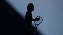 Petenis Jerman, Alexander Zverev menunggu servis Stan Wawrinka dari Swiss pada perempat final kejuaraan tenis Australia Terbuka di Melbourne, Australia, Rabu (29/1/2020). Alexander Zverev mengalahkan Stan Wawrinka dan menembus babak semifinal. (AP PhotoAndy Wong)
