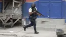 <p>Sejak pembunuhan Presiden Haiti Jovenel Moise, gangster diperkiakan menguasai 60 persen Ibu Kota Port-au-Prince dan sering berperang. (AP Photo/Odelyn Joseph)</p>
