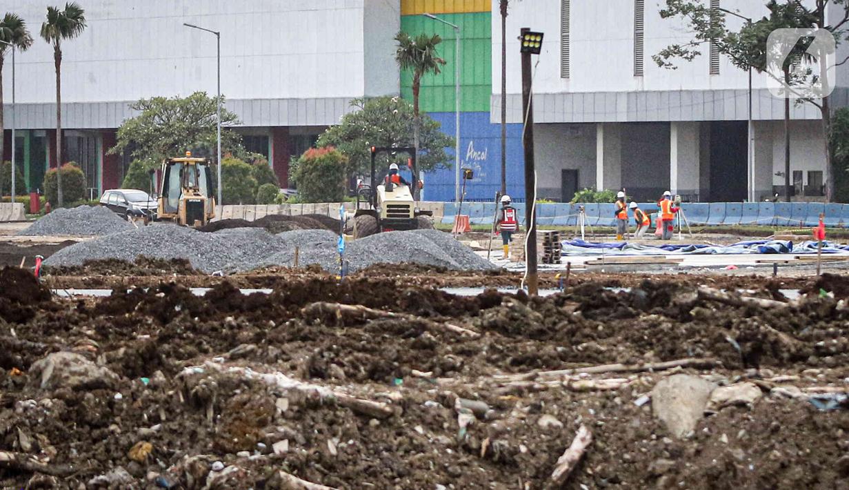 Pekerja menyelesaikan pembangunan Jakarta International E-Prix Circuit (JIEC) di kawasan Taman Impian Jaya Ancol, Jakarta, Kamis (24/2/2022). Menurut PT Jakarta Propertindo, pembangunan JIEC yang ditargetkan selesai tiga bulan itu kini telah mencapai 28 persen. (Liputan6.com/Herman Zakharia)