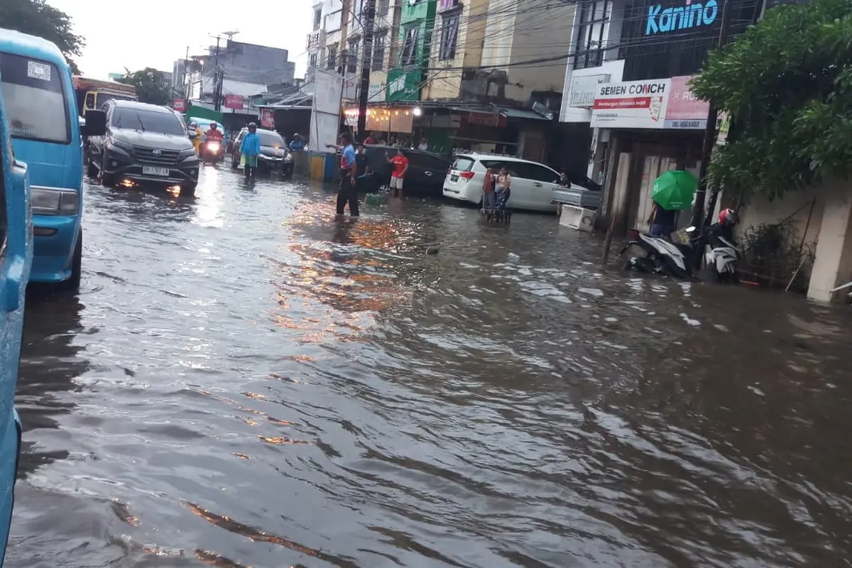 Banjir menggenangi ruas jalan di Kelurahan Bahu, Kecamatan Malalayang, Kota Manado, Selasa (1/9/2024).