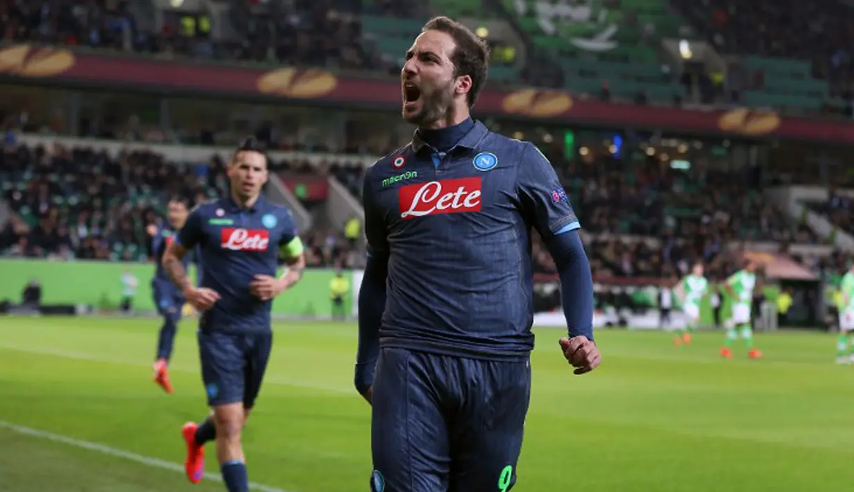 Penyerang Napoli, Gonzalo Higuan merayakan selebrasi usai mencetak gol ke gawang Wolfsburg di leg pertama perempat final Liga Europa di Stadion Volkswagen Arena, Kamis (16/4/2015). Napoli menang 4-1 atas Wolfsburg.(AFP PHOTO/Ronny Hartmann)
