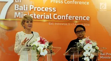 Menteri Luar Negeri RI Retno Marsudi bersama Menteri Luar Negeri Australia Julie Bishop memberikan keterangan pers saat penutupan Bali Process 2018 di Hotel Westin, Nusa Dua Bali, Selasa (7/8). (Liputan6.com/Johan Tallo)