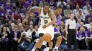 Pemain San Antonio Spurs, Kawhi Leonard #2 berebut bola dengan pemain Sacramento Kings, Ben McLemore #23 of the Sacramento Kings pada ajang NBA di Golden 1 Center, Sacramento, California, Kamis (27/10/2016). (AFP/Thearon W. Henderson/Getty Images)