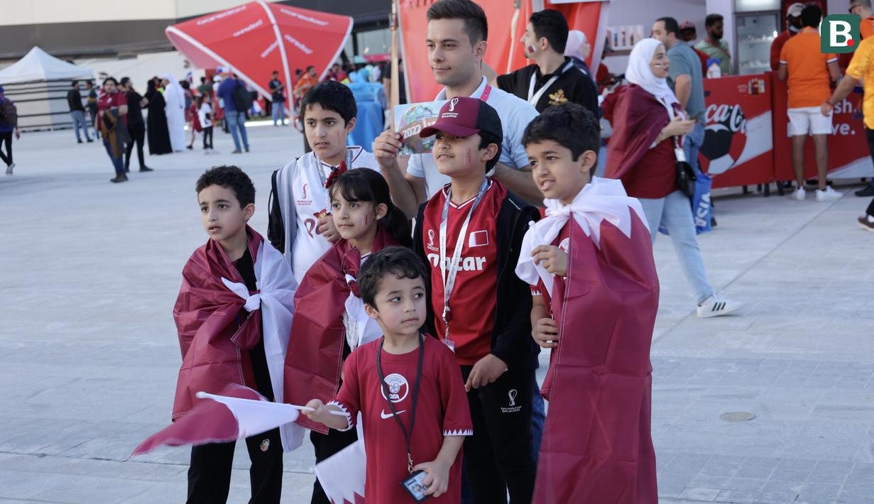 Kegembiraan juga terpancar dari para suporter cilik Timnas Qatar. Dengan berbalut bendera Qatar, mereka tetap bangga meski akhirnya Timnas Qatar mengakhiri fase grup sebagai juru kunci tanpa memperoleh satu poin pun usai kalah 0-2 dari Belanda. (Bola.com/Ade Yusuf Satria)