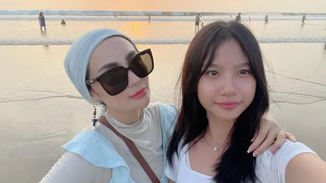 6 Potret Penampilan Imel PC Pakai Turban, Disebut Netizen Pelan-pelan Lepas Hijab