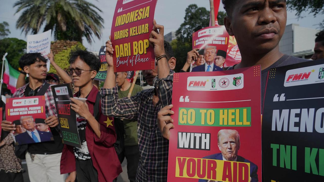 FOTO: Mahasiswa Gelar Aksi di Depan Kedubes AS Tolak Dukungan Board of Peace dan Kecam Serangan ke Iran