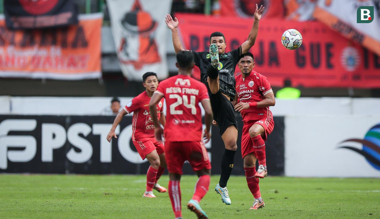 <p>Pemain Barito Putera, Gustavo Tocantins (tengah) berebut bola dengan pemain Persija Jakarta, Tony Sucipto pada laga lanjutan BRI Liga 1 2022/2023 di Stadion Patriot Candrabhaga, Bekasi, Rabu (22/02/2023). (Bola.com/Bagaskara Lazuardi)</p>