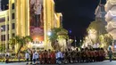 Raja Thailand Maha Vajiralongkorn diarak menggunakan tandu keliling Kota Bangkok, Thailand, Minggu (5/5/2019). Prosesi arak-arakan berlangsung sejak pukul 5 sore di Grand Palace, Bangkok. (AP Photo/Wason Wanichorn)