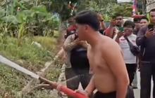 Kena Batunya! Satpam Hina Damkar Dihukum Latihan Padamkan Api, Endingya Sesuai Harapan Netizen