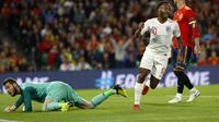 Pemain timnas Inggris, Raheem Sterling, berlari setelah membobol gawang timnas Spanyol yang dikawal David de Gea.  (AP Photo/Miguel Morenatti)