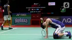 Reaksi ganda putra Indonesia Yeremia Rambitan (kanan) dan Pramudya Kusumawardana setelah kalah atas ganda putra Malaysia Aaron Chia dan Soh Wooi Yik dalam babak semifinal Indonesia Open 2023 di Istora Senayan, Jakarta, Sabtu (17/6/2023). (Liputan6.com/Herman Zakharia)