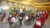 Para penyandang disabilitas sedang menunggu untuk mendapatkan vaksinasi di Grab Vaccine Center Yogyakarta.
