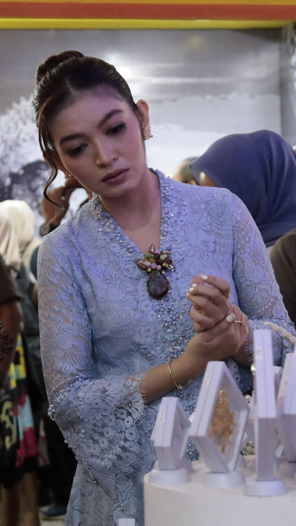 "Saya beli kain batik Bali, kain Gedog Tuban dan masih banyak," katanya.
