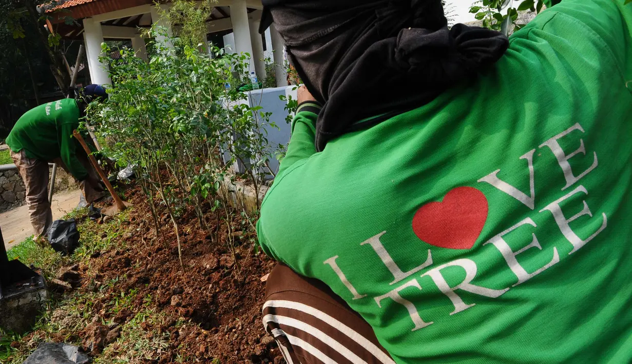 Pekerja dari dinas pertamanan sedang menata tanaman di Taman Langsat, Kebayoran Baru, Jakarta Selatan (Liputan6.com/Andrian Martinus Tunay)