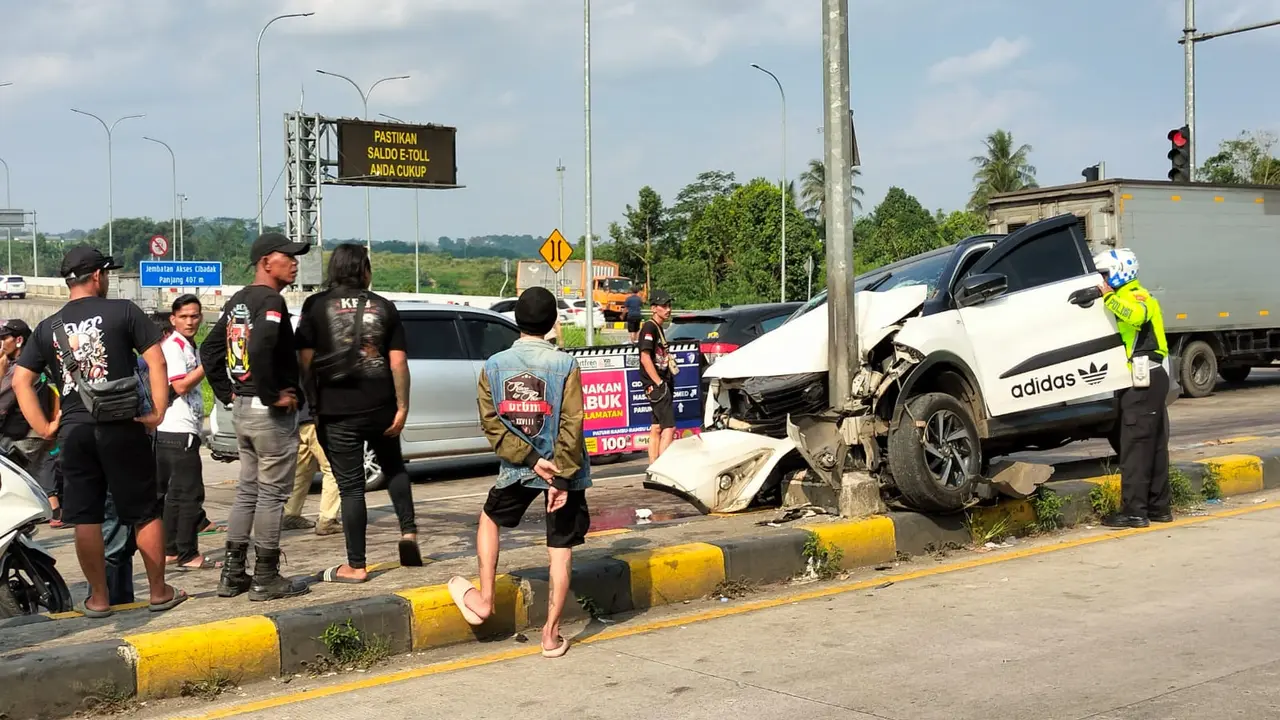 Pedagang Tahu Jadi Korban Mobil Tabrak Pembatas Jalan di Exit Tol Parungkuda Sukabumi