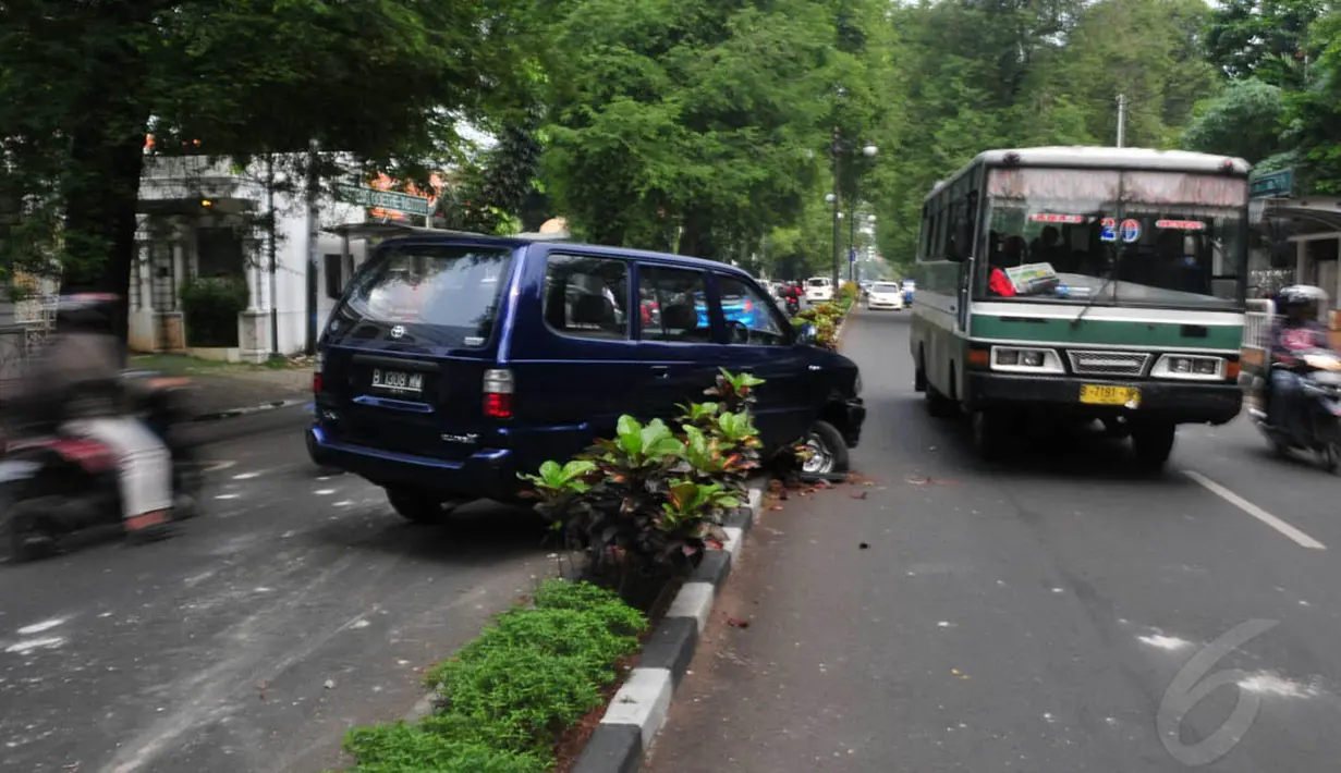 Kecelakaan tunggal itu di duga supir mengantuk dan beruntung tidak ada korban. (Liputan6.com/Johan Tallo)